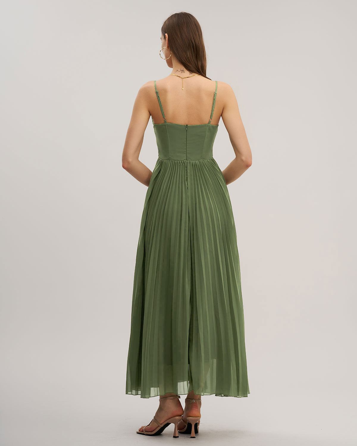 Armoirè – Elegantní zelené maxi šaty s ramínky a srdcovým výstřihem