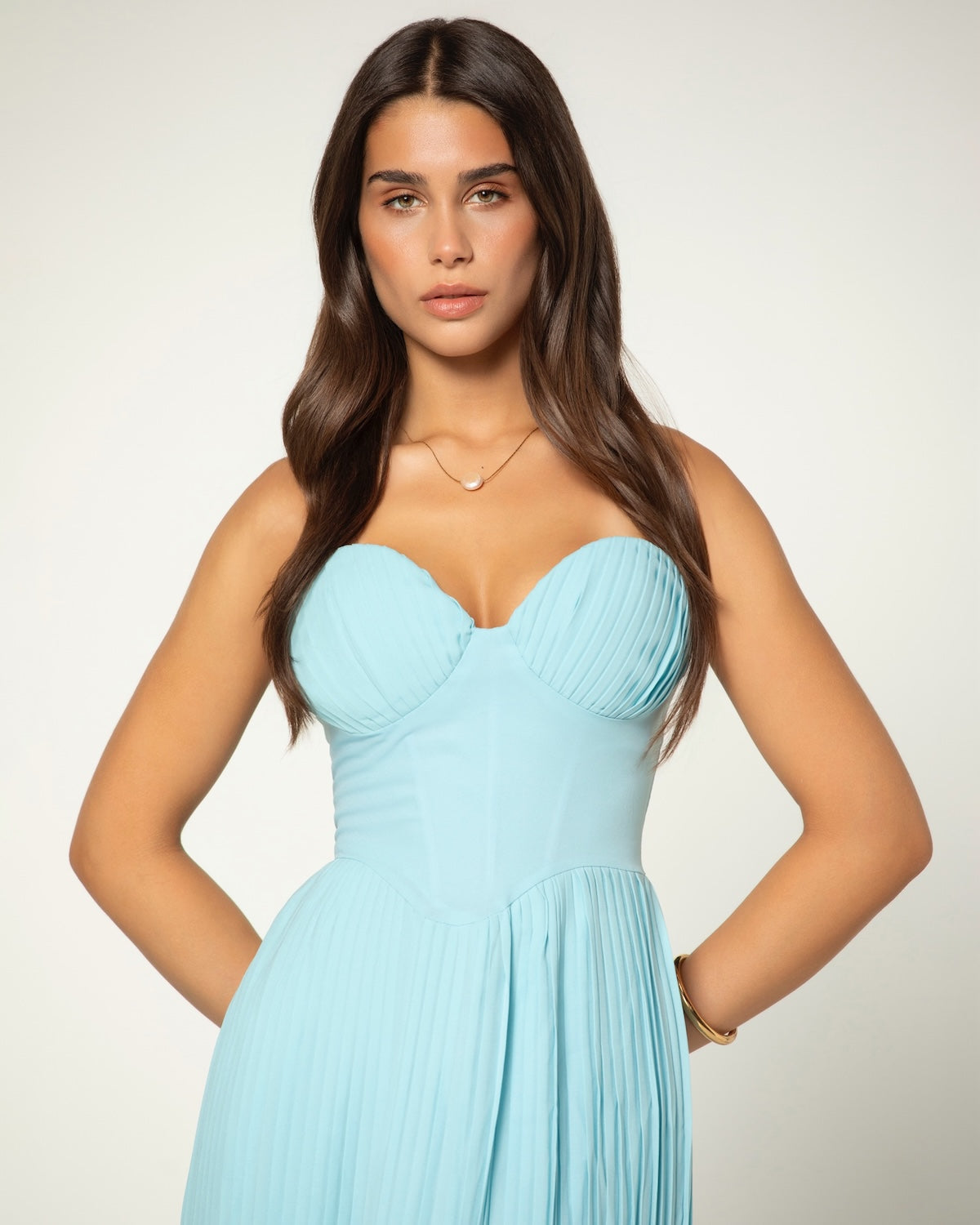 armoirè - Elegantní pliséovaný bustier-maxikabát v světle modré