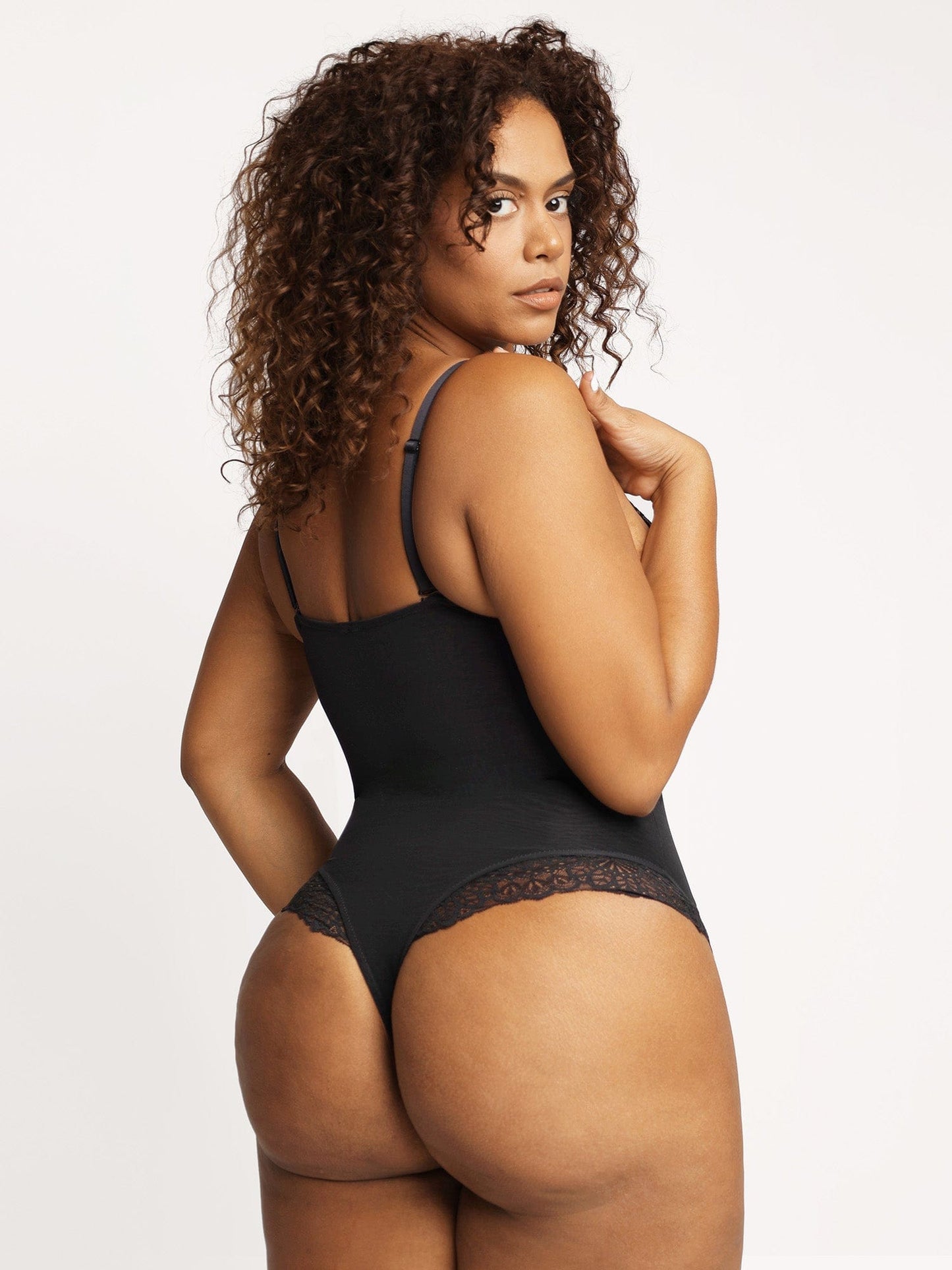 Armoirè Luxusní krajkový bodysuit s hlubokým V-výstřihem