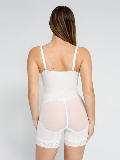 Armoirè Luxusní krajkový bodysuit s hlubokým V-výstřihem