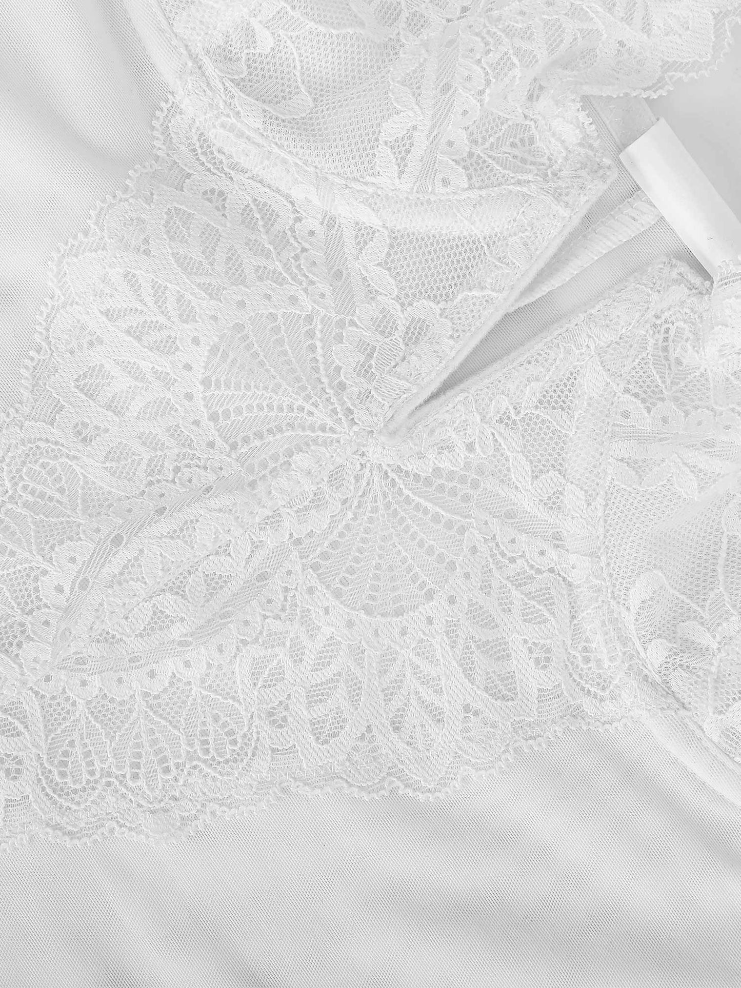 Armoirè Luxusní krajkový bodysuit s hlubokým V-výstřihem