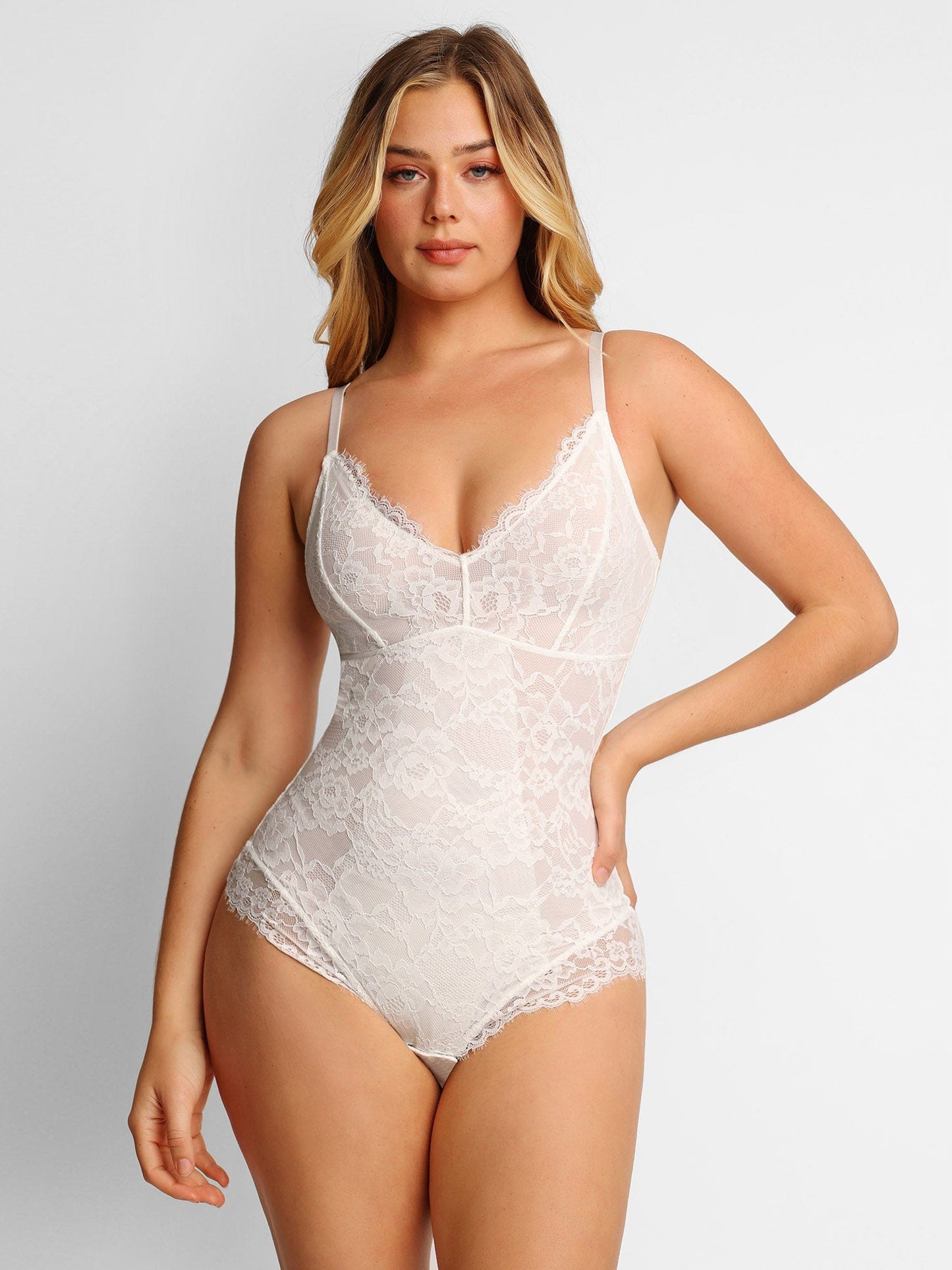 Armoirè Luxusní krajkový bodysuit s hlubokým V-výstřihem