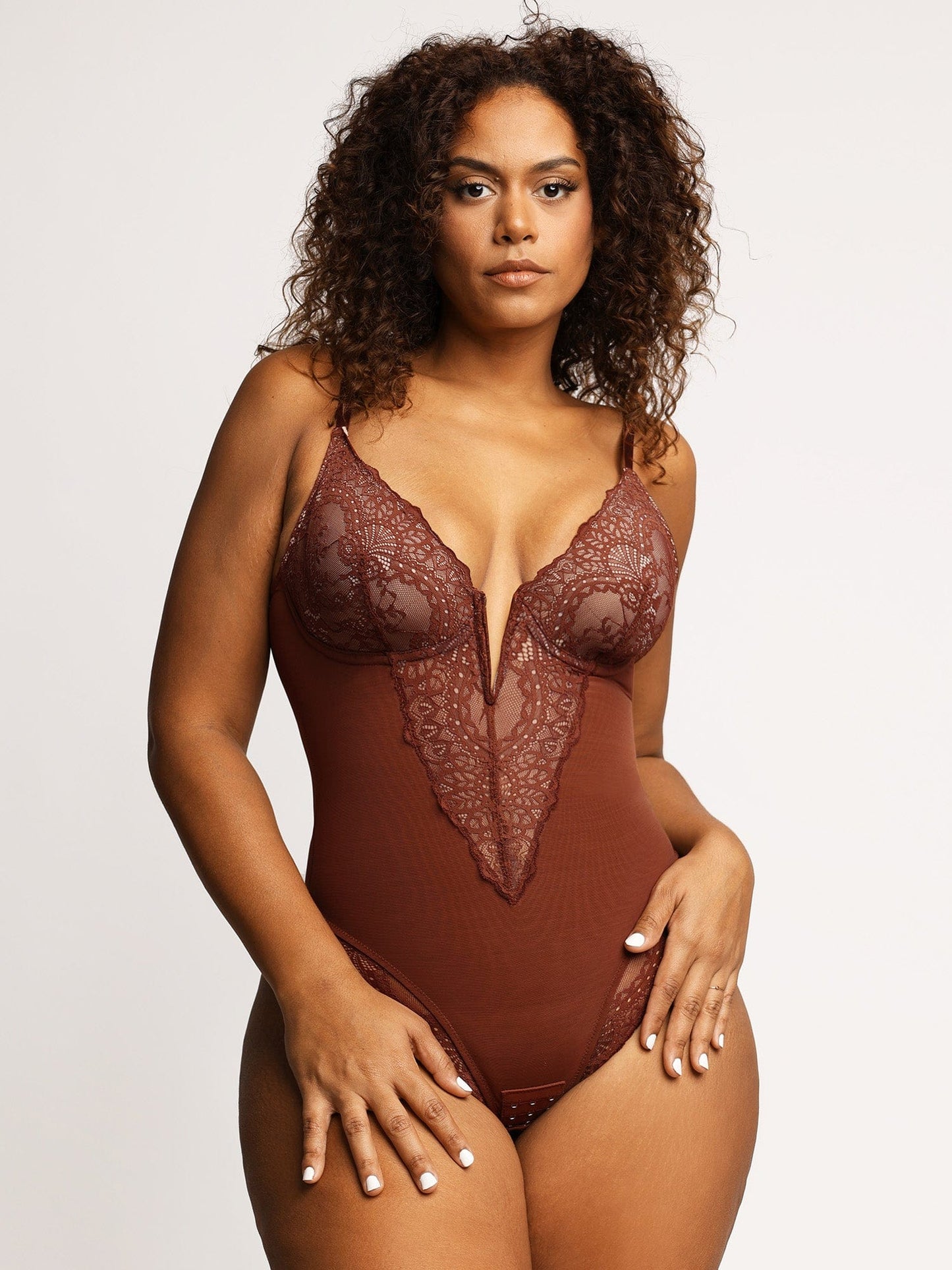Armoirè Luxusní krajkový bodysuit s hlubokým V-výstřihem
