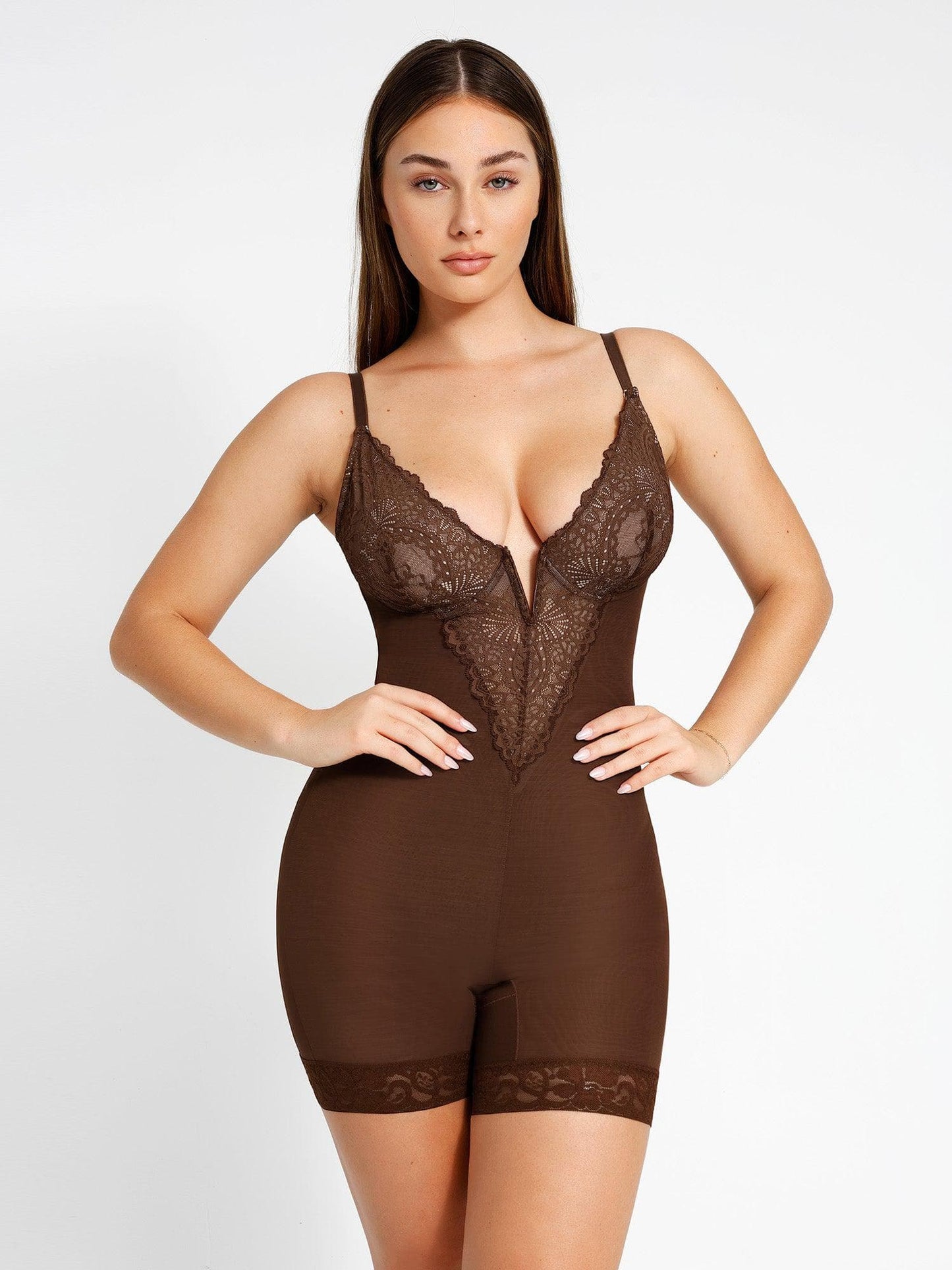 Armoirè Luxusní krajkový bodysuit s hlubokým V-výstřihem