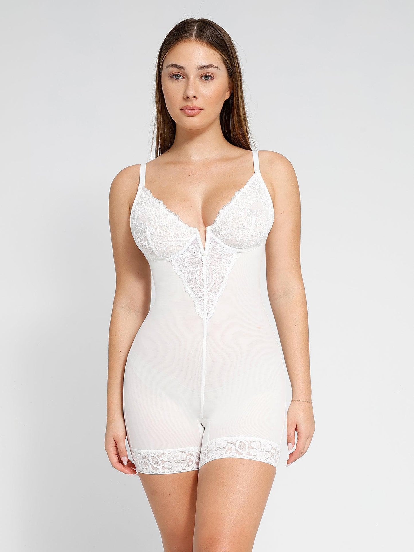 Armoirè Luxusní krajkový bodysuit s hlubokým V-výstřihem
