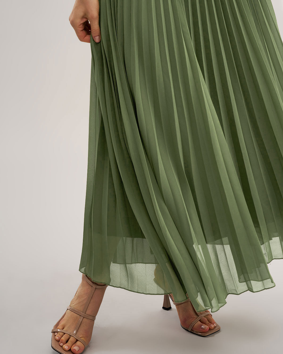 Armoirè – Elegantní zelené maxi šaty s ramínky a srdcovým výstřihem